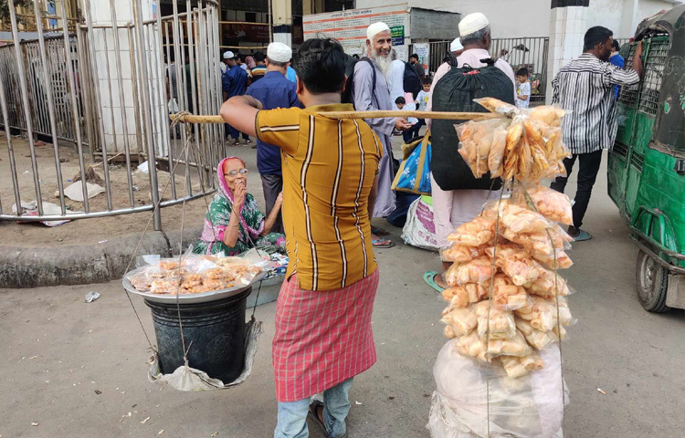 কেউ রিকশার প্যাডেল ঘুরিয়ে দিন পার করছেন, কেউবা ফেরি করে চা-বিস্কুট, সিগারেট-পান বিক্রি করছেন।
