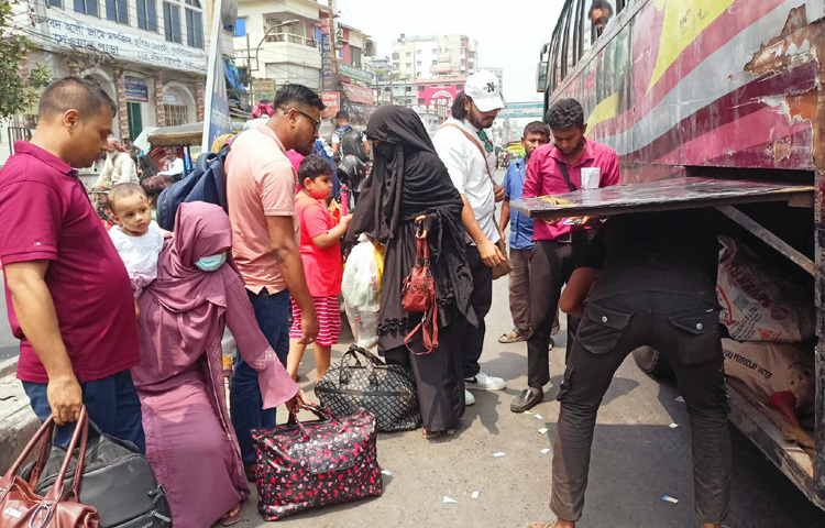 এতে রাজধানীর ব্যস্ততম সব পয়েন্টে উপচেপড়া ভিড় লক্ষ্য করা গেছে।