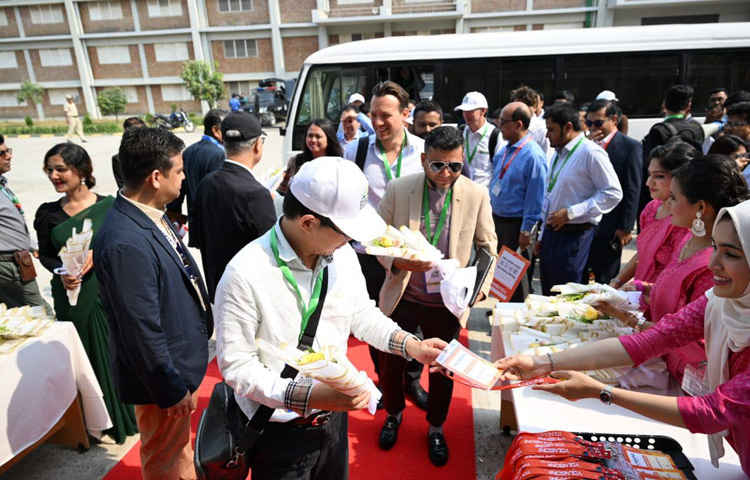 বিনিয়োগকারীরা কেইপিজেডে পৌঁছালে তাদের ফুল দিয়ে বরণ করে নেওয়া হয়।