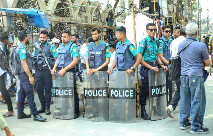 সতর্ক অবস্থানে রয়েছে পুলিশ।