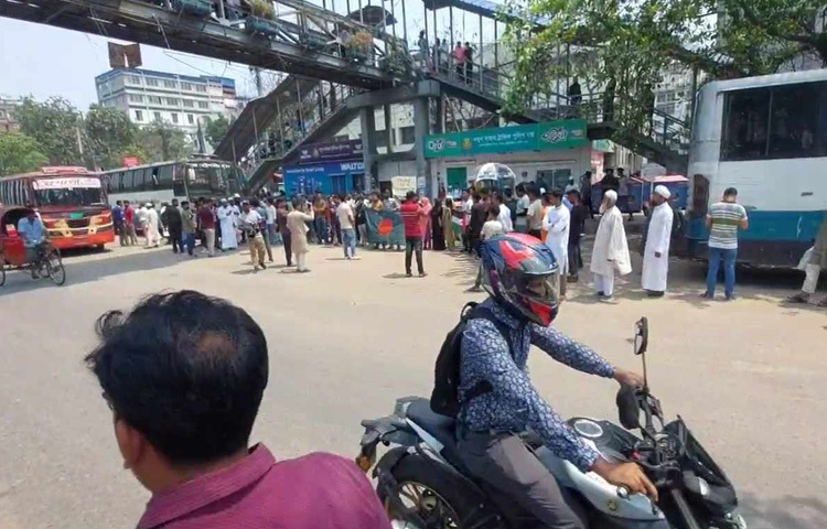 ৭ এপ্রিল বেলা ১১টা ৪৫ মিনিটের দিকে রাজধানীর গুলশানে মার্কিন দূতাবাস এলাকায় মিছিল বের করেন একদল তরুণ। মার্কিন দূতাবাসের সামনের সড়কে অবস্থান নেন তারা।