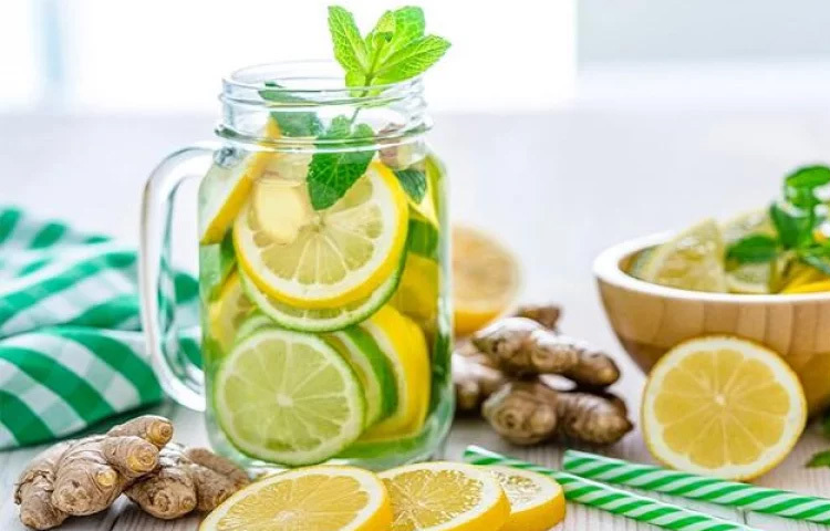 লেবু শরীরকে ঠান্ডা এবং ত্বককে প্রাণবন্ত রাখতে সহায়তা করে। পুদিনা পাতাও স্বাস্থ্যের জন্য উপকারী। পুদিনা পাতা ও লেবু মিশ্রিত পানীয় ওজন কমাতে সাহায্য করবে।