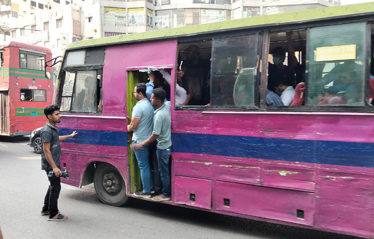 অনেকে বাসে বাদুড়ঝোলা হয়ে গন্তব্যে ছুটছিলেন।