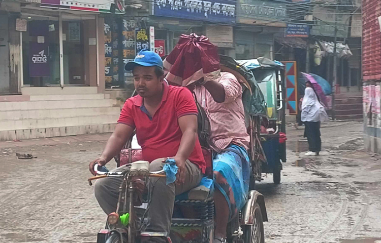 বৈশাখের তৃতীয় দিন রাজধানী ঢাকায় কালবৈশাখী ঝড় ও বৃষ্টি হয়েছে। এতে খানিকটা স্বস্তি ফিরে এসেছে নগরবাসীর মাঝে। দুপুরের পর গরমের মধ্যে হঠাৎ ঝড়-বৃষ্টিতে তাপমাত্রা অনেকটা কমে এসেছে। ছবি: জাগো নিউজ