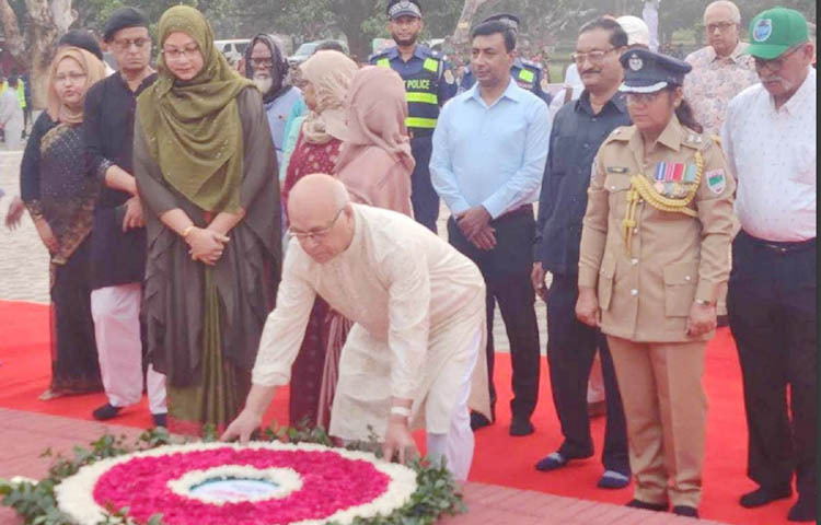 মুক্তিযুদ্ধ বিষয়ক উপদেষ্টা ফারুক ই আজম, বীর প্রতীক আজ মেহেরপুরে মুজিবনগর স্মৃতিস্তম্ভে পুষ্পস্তবক অর্পণ করেন। ছবি: পিআইডি