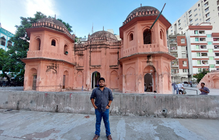 মসজিদের চার কোণায় মোঘল মিনারের আদলে তৈরিকৃত মিনার ও খিলানযুক্ত প্রবেশপথ রয়েছে। যার স্থাপত্যগুণ দর্শনার্থীদের মুগ্ধ করে।