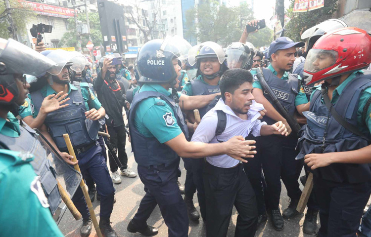 ঘটনাস্থলে অতিরিক্ত পুলিশ মোতায়েন রয়েছে।