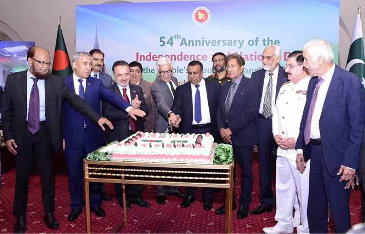 পাকিস্তানের ইসলামাবাদে একটি পাঁচতারকা হোটেলে গতকাল বাংলাদেশ হাইকমিশন কর্তৃক আয়োজিত বাংলাদেশের মহান স্বাধীনতা ও জাতীয় দিবস উপলক্ষে কেক কাটা হয়। ছবি: পিআইডি