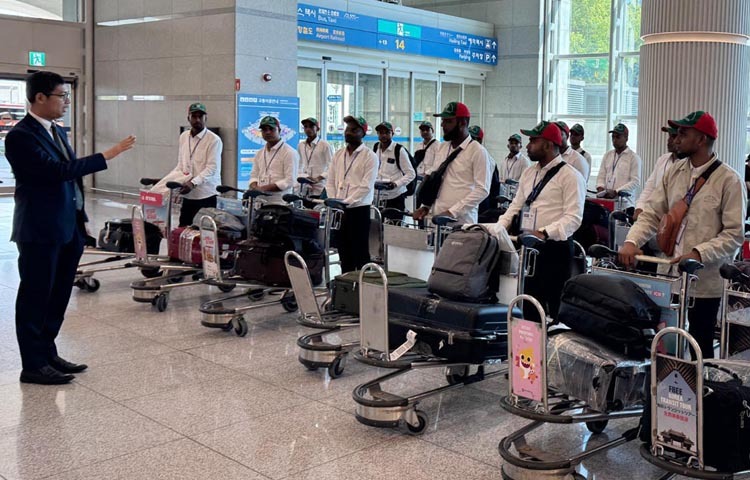 ই-৮ ভিসা ক্যাটাগরির প্রথম ব্যাচের ২৫ কর্মী দক্ষিণ কোরিয়ার সিউলে ইনচন বিমানবন্দরে পৌঁছলে বাংলাদেশ দূতাবাসের পক্ষ থেকে স্বাগত জানানো হয়। ছবি: পিআইডি