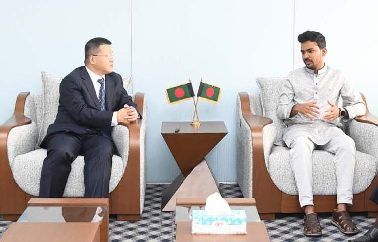 যুব ও ক্রীড়া এবং স্থানীয় সরকার, পল্লী উন্নয়ন ও সমবায় উপদেষ্টা আসিফ মাহমুদ সজীব ভূঁইয়ার সাথে আজ ঢাকায় নগর ভবনে তাঁর অফিস কক্ষে বাংলাদেশে চীনের রাষ্ট্রদূত ইয়াও ওয়েন সাক্ষাৎ করেন। ছবি: পিআইডি