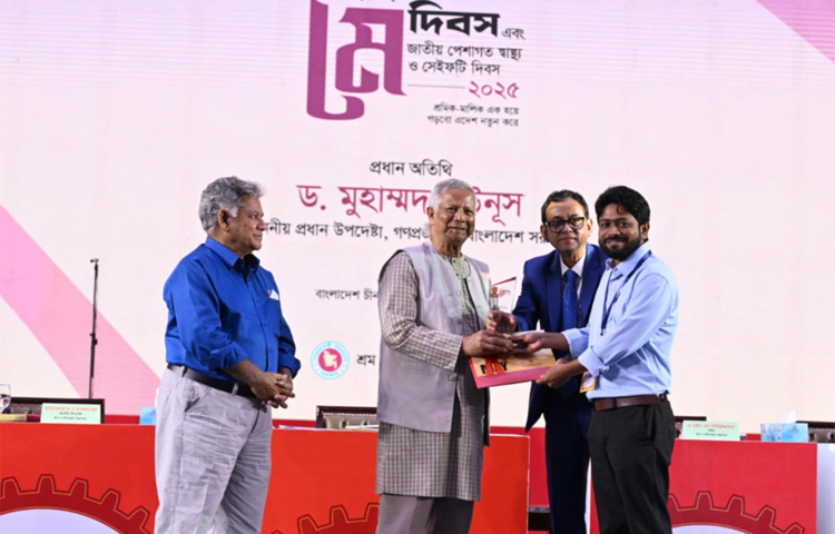 শ্রমিক অধিকার সংক্রান্ত ছবি তুলে সেরা চিত্রগ্রাহকের পুরস্কার পেয়েছেন জাগো নিউজের নিজস্ব ফটোসাংবাদিক মাহবুব আলম। আজ রাজধানীর চীন মৈত্রী সম্মেলন কেন্দ্রে শ্রম ও কর্মসংস্থান মন্ত্রণালয় আয়োজিত এক অনুষ্ঠানে তার হাতে পুরস্কার তুলে দেন প্রধান উপদেষ্টা ড. মুহাম্মদ ইউনূস। ছবি: সংগৃহীত