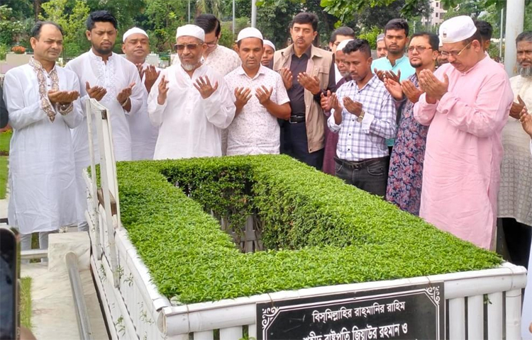 বিএনপি চেয়ারপারসন বেগম খালেদা জিয়ার ছোট ছেলে আরাফাত রহমান কোকোর কবর জিয়ারত করেছেন সাবেক স্বরাষ্ট্র প্রতিমন্ত্রী লুৎফুজ্জামান বাবর। একই সঙ্গে লুৎফুজ্জামান বাবর তার বাবার কবর জেয়ারত করেন। আজ দুপুর ২টার পর তিনি বনানী কবরস্থানে তার বাবা ও আরাফাত রহমান কোকোর কবর জিয়ারত করেন। ছবি: জাগো নিউজ