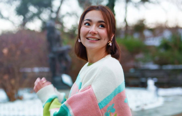 ক্যামেরার লেন্স যতই ঘুরুক, যেন প্রতিবারই তার চোখে আটকে পড়ে সময়।