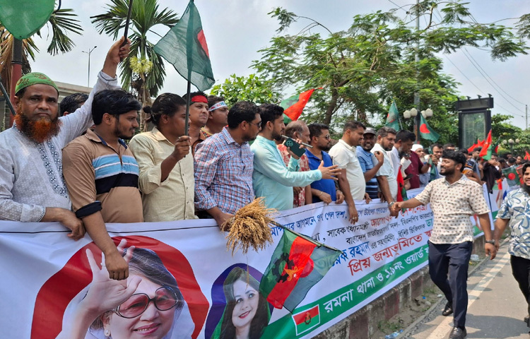 খালেদা জিয়ার আগমন, শুভেচ্ছা স্বাগতম, ‘খালেদা, জিয়া, ‘তারেক, রহমান, ‘খালেদা জিয়া ভয় নাই, রাজপথ ছাড়ি নাই ইত্যাদি স্লোগান দিচ্ছেন তারা।