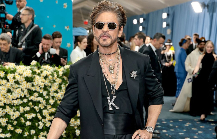 কিং খানের আগমন ছিল একেবারে চলচ্চিত্রের ক্লাইম্যাক্স দৃশ্যের মতো; নির্ভার আত্মবিশ্বাস, ব্যতিক্রমী পোশাক এবং অভিজাত ব্যক্তিত্বের অনন্য মিশেল।