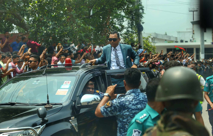 দলের প্রধানকে স্বাগত জানাতে এদিন ভোর থেকে বিমানবন্দর এলাকায় সড়কের দুপাশের ফুটপাতে নেতাকর্মীদের ঢল নেমেছে।