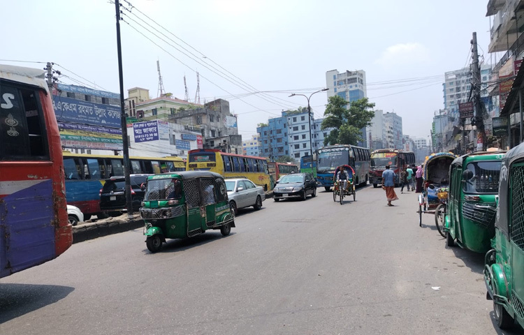 সপ্তাহের শেষ কর্মদিবসেও নগরীর বিভিন্ন সড়কে তীব্র যানজটের সৃষ্টি হয়েছে।