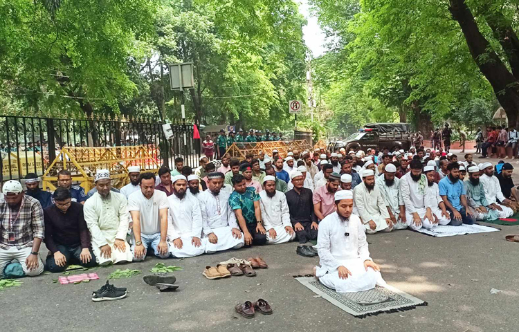 প্রধান উপদেষ্টার বাসভবন যমুনার পাশে মিন্টো রোডের ফোয়ারার সামনে তৈরি করা হয় মঞ্চ। মঞ্চের পেছনেই জুমার নামাজ আদায় করেন আন্দোলনকারীরা। ছবি: জাগো নিউজ