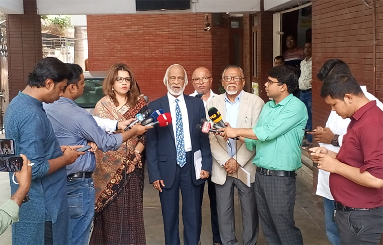 আওয়ামী লীগ নিষিদ্ধ হওয়া উচিত কি না? এমন প্রশ্নে বিএনপির স্থায়ী কমিটির সদস্য ড. আব্দুল মঈন খান বলেছেন, ‌‘এটা বিএনপির সিদ্ধান্ত নেওয়ার বিষয় নয়। এটি নির্বাচন কমিশন, সরকার ও যারা নিষিদ্ধ করতে চায় তাদের ঐকমত্যের বিষয়। জনগণই সিদ্ধান্ত নেবে, কারা নির্বাচন করবে বা কারা করবে না।’ ছবি: জাগো নিউজ