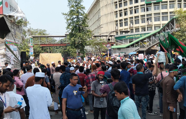 এ সময় ‘ব্যান ব্যান, আওয়ামী লীগ ব্যান’, ‘আবু সাঈদ মুগ্ধ, শেষ হয়নি যুদ্ধ’, ‘একটা একটা লীগ ধর, ধরে দরে জেলে ভর’, ‘আমার সোনার বাংলায়, আওয়ামী লীগের ঠাঁই নেই’, ‘বিচার কর করতে হবে, আওয়ামী লীগের বিচার করতে হবে’, ‘ক্ষমতা না জনতা, জনতা জনতা’ সহ বিভিন্ন স্লোগান দিতে দেখা যায়।