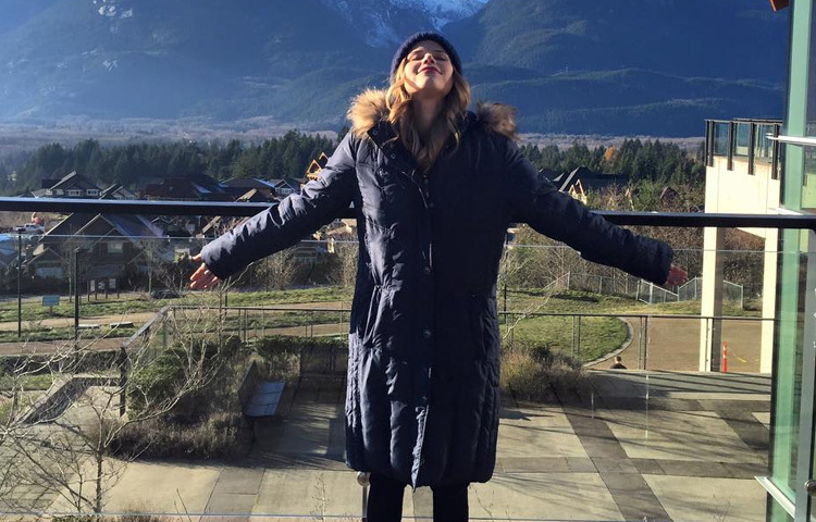 লস অ্যাঞ্জেলেসে বেড়ে ওঠা এই অভিনেত্রী ছোটবেলা থেকেই ছিলেন চঞ্চল আর বহুমুখী প্রতিভার অধিকারী।