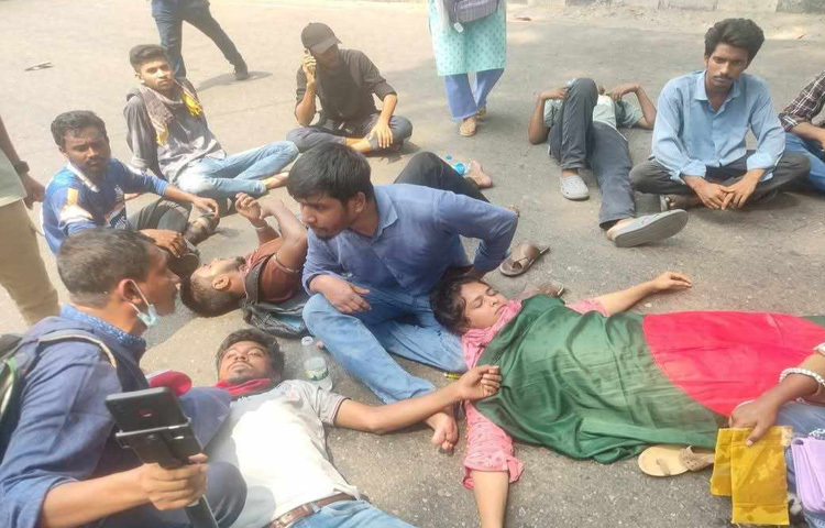 বিশ্ববিদ্যালয়ের প্রক্টর অধ্যাপক ড. তাজাম্মুল হক বলেন, আমার শিক্ষক ও শিক্ষার্থীদের ওপর পুলিশ হামলা চালিয়েছে। আমার সহকারী প্রক্টরের ওপর পুলিশ আঘাত করেছে। শিক্ষার্থীদের ন্যায্য আন্দোলনে পুলিশ অমানবিক আচরণ করেছে। এর বিচার না হওয়া পর্যন্ত এখন থেকে যাওয়া হবে না।