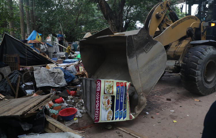 ঢাকা দক্ষিণ সিটি করপোরেশনের ভেকু মেশিন ভাসমান সব দোকান গুড়িয়ে দেয় এবং অবশিষ্ট অংশগুলো এক এক করে ট্রাকের মধ্যে ফেলে। এই অবস্থায় তড়িঘড়ি করে ব্যবসায়ীরা তাদের জিনিসপত্র যতটা সম্ভব সরিয়ে নিচ্ছেন।