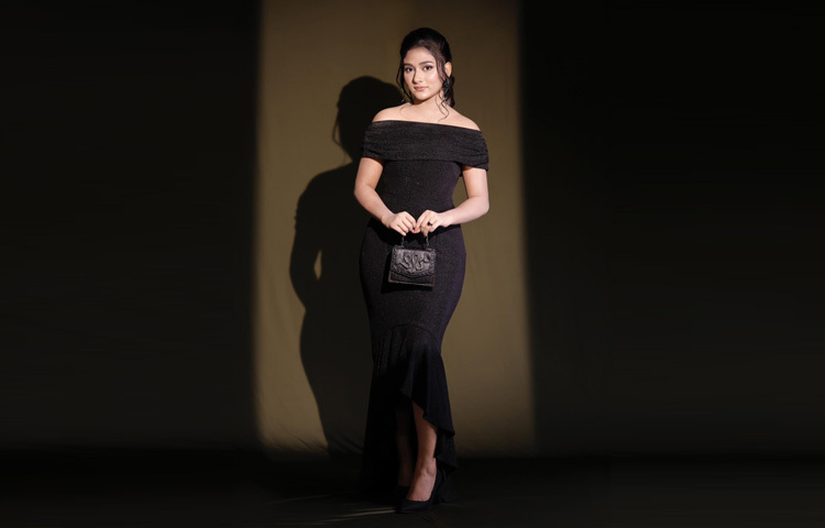 স্টাইলিশ ব্যাক গাউন আর মিনিমাল সাজে সবার নজর কেড়েছের নবাগত এই অভিনেত্রী।