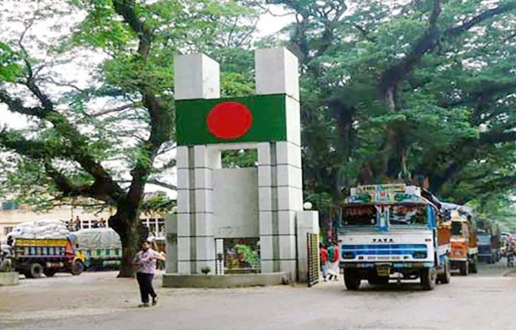 বাংলাদেশ থেকে বেশ কিছু পণ্য স্থলবন্দর দিয়ে প্রবেশে ভারতের নিষেধাজ্ঞায় ক্ষতির আশঙ্কায় রয়েছেন ভারতের স্থলবন্দরের ব্যবসায়ীরা। ছবি: জাগো নিউজ