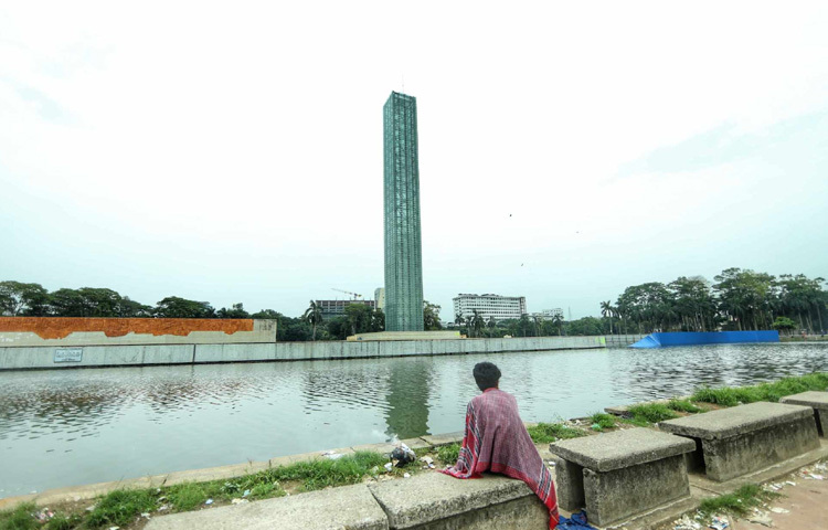 গণপূর্ত মন্ত্রণালয়ের উদ্যোগে উদ্যানে লাগানো হচ্ছে দৃষ্টিনন্দন লাইট। আজকের সোহরাওয়ার্দী উদ্যান আর কোলাহলের জায়গা নয়।