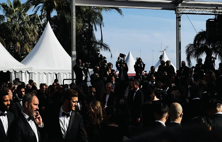 ১৯৪৬ সালে যুদ্ধশেষে বিশ্বে চলচ্চিত্রকে আন্তর্জাতিকভাবে তুলে ধরার স্বপ্ন নিয়ে জন্ম নেয় ‘ফেস্টিভ্যাল দ্য কান’। শুরুতে এটি ছিল ফ্রান্সের নান্দনিক জবাব, ভেনিস চলচ্চিত্র উৎসবের ফ্যাসিবাদী প্রভাবের বিপরীতে এক উদার শিল্পচর্চার জায়গা।