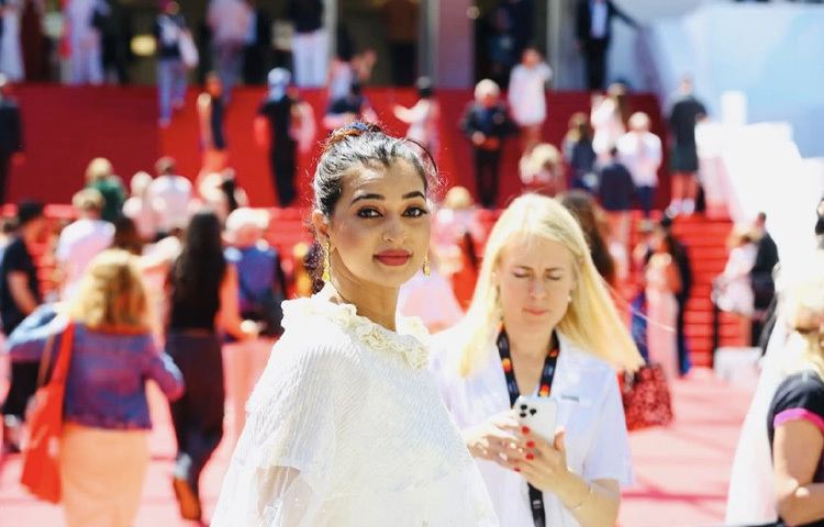 লালগালিচায় বর্ষার পদচারণা কিংবা আলোচনার মঞ্চে তার উপস্থিতি, সবখানেই যেন ফুটে উঠেছে আত্মবিশ্বাসী একজন নারীর প্রতিচ্ছবি।