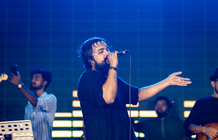 বাংলাদেশি তরুণ গায়ক হিসেবে তিনি শুধু ভারতে নয়, বাংলাদেশেও হয়ে ওঠেন জনপ্রিয়। সে সময় ‘বাংলাদেশের গর্ব’ হিসেবে সোশ্যাল মিডিয়ায় তার নামে তৈরি হয় ভক্তগোষ্ঠী।