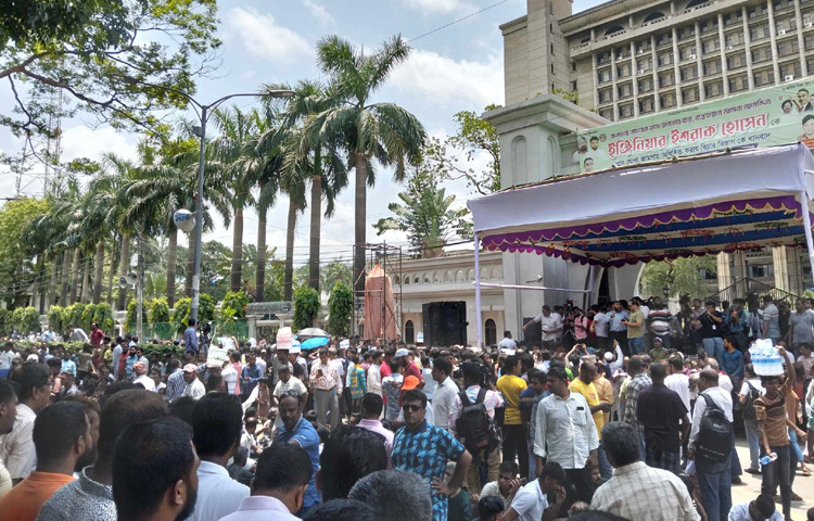 এদিকে ইশরাকের সমর্থকদের আন্দোলনের কারণে নগর ভবনের প্রশাসনিক কার্যক্রম আজও বন্ধ রয়েছে।