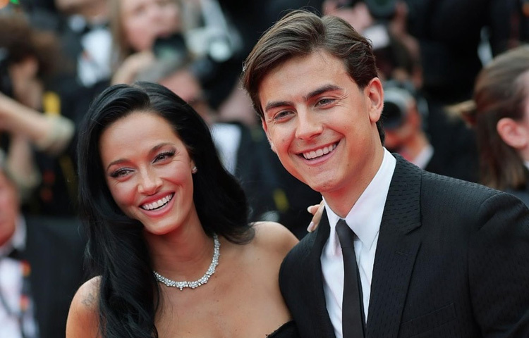 এই জুটিকে দেখে সহজেই বলা যায়, মাঠের বাইরেও দিবালার উপস্থিতি কম চমকপ্রদ নয়।