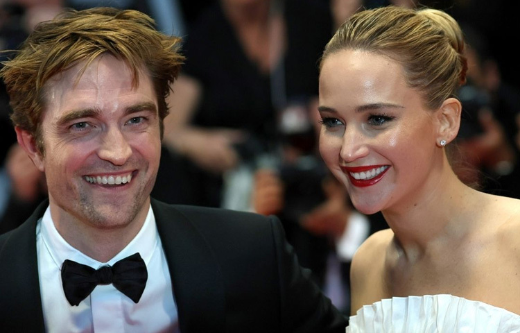 রবার্ট প্যাটিনসন ও জেনিফার লরেন্সের চোখ ধাঁধানো উপস্থিতি আর মায়াবী হাসিতে মুগ্ধ উপস্থিত সবাই।