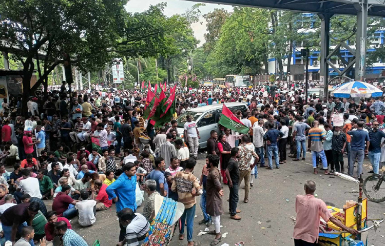 ঢাকা দক্ষিণ সিটি করপোরেশনের (ডিএসসিসি) মেয়র হিসেবে ইশরাক হোসেনের শপথের দাবিতে রাজধানীর মৎস্য ভবন মোড় অবরোধ করে আন্দোলন করছেন তার সমর্থকরা।