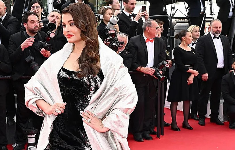 এবার তার সঙ্গী ছিল মেয়ে আরাধ্য। ভিডিওতে দেখা যায়, অল ব্ল্যাক লুকে মায়ের হাত ধরে হাঁটছেন তিনি। যেন নতুন প্রজন্মের ফ্যাশন আইকনের উঁকি।