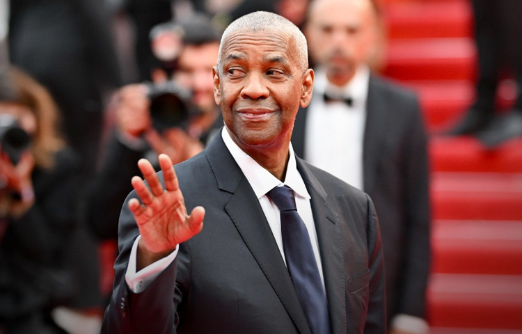 মুহূর্তে পরিস্থিতি উত্তেজনাপূর্ণের দিকে গড়াতে শুরু করলেও, সেখানে উপস্থিত অন্য কেউ দ্রুত পরিস্থিতি নিয়ন্ত্রণে নিয়ে যান। ফলে পরিস্থিতি বড় কোনো সমস্যা ছাড়াই দ্রুত শান্ত হয়।