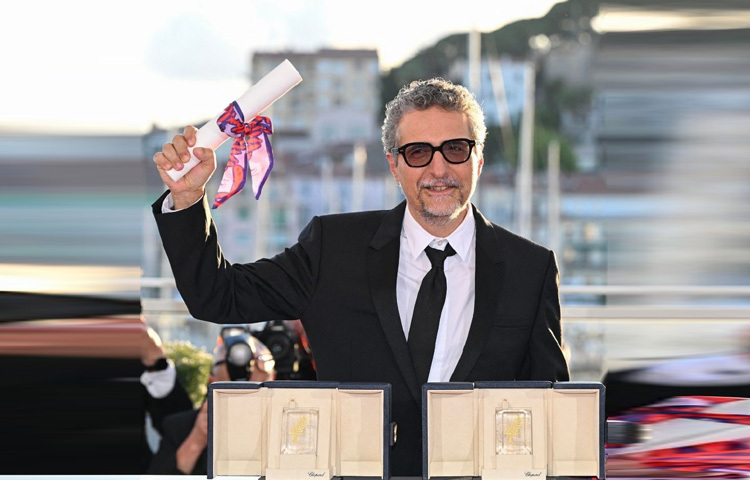 শ্রেষ্ঠ পরিচালকের পুরস্কার: পরিচালনার নিখুঁত জাদুকরিত্ব দেখালেন ব্রাজিলিয়ান নির্মাতা ক্লেবার মেন্ডোনা ফিলহো। তার ‘দ্য সিক্রেট এজেন্ট’ কেবল একটি থ্রিলার নয়, বরং এক গভীর রাজনৈতিক ভাষ্য। গোপনচরদের চোখ দিয়ে রাষ্ট্র, ক্ষমতা আর বিচারের এক নতুন পাঠ উপস্থাপন করেছেন তিনি।