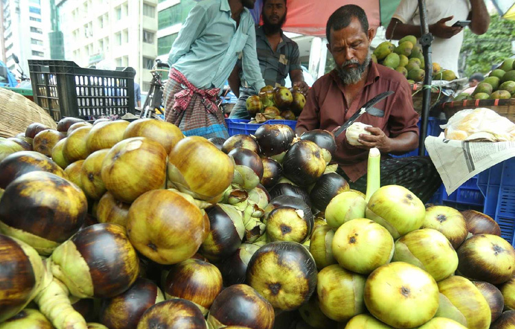 বাজারের কিছু দোকানে দেখা গেছে তালও। প্রতিপিস তাল বিক্রি হচ্ছে ২৫-৩০ টাকা দরে।