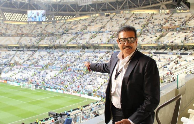 খেলার জীবন শেষে রবি শাস্ত্রী জনপ্রিয় হয়ে ওঠেন ক্রিকেট ধারাভাষ্যকার হিসেবে। তার স্বতঃস্ফূর্ত ভঙ্গি, বলিষ্ঠ কণ্ঠ আর উপস্থিত বুদ্ধি তাকে অনন্য করে তোলে। ধারাভাষ্যে যেমন সাবলীল, তেমনি ক্যামেরার সামনেও আত্মবিশ্বাসী।