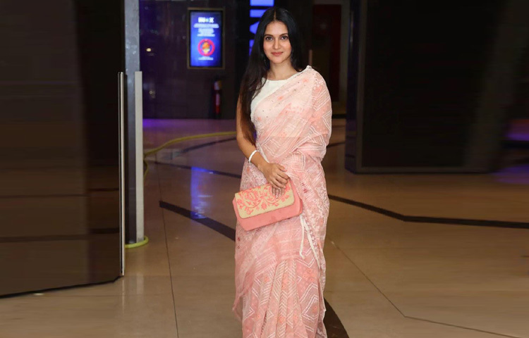 হালকা গোলাপি রঙের জামদানিতে বেশ মায়াবী লাগছে অভিনেত্রী মিথিলাকে।