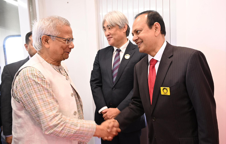 জাপানে নিযুক্ত বাংলাদেশি রাষ্ট্রদূত দাউদ আলী টোকিও বিমানবন্দরে ড. ইউনূসকে স্বাগত জানান। প্রধান উপদেষ্টার অফিসিয়াল ফেসবুক পেজে এ তথ্য জানানো হয়েছে।