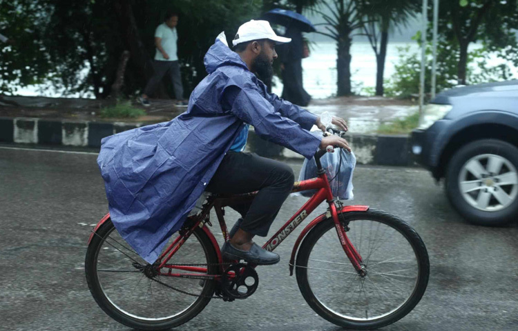 এমন এক ভেজা সকালে ঢাকার চিরচেনা গতি যেন ধীর হয়ে আসে, বৃষ্টির ফোঁটায় আটকে যায় স্বাভাবিক জীবন।