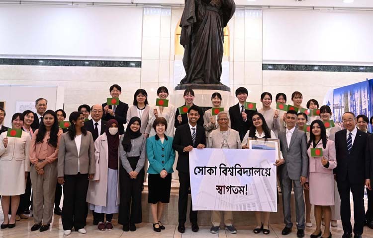 প্রধান উপদেষ্টা প্রফেসর মুহাম্মদ ইউনূসের সাথে আজ সম্মানসূচক ডক্টরেট ডিগ্রি প্রদান অনুষ্ঠানে জাপানের সোকা বিশ্ববিদ্যালয়ের কর্মকর্তা ও ছাত্রছাত্রীরা ফটোসেশনে অংশ নেন। ছবি: পিআইডি