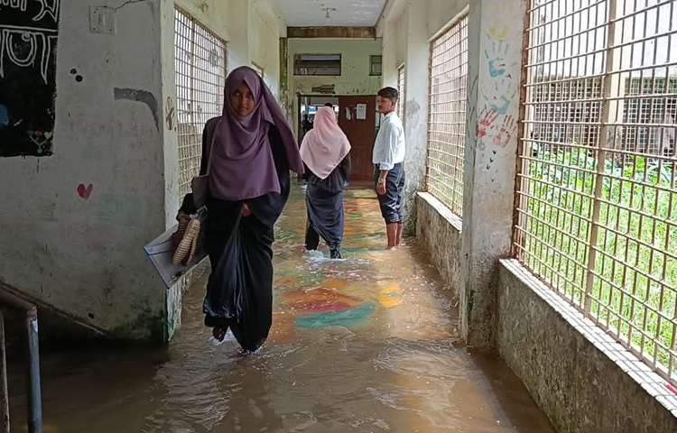 এছাড়া ক্যাম্পাসের বাহিরে বিভিন্ন কেন্দ্রে প্রায় ১০ হাজারেও বেশি শিক্ষার্থী ভর্তি পরীক্ষায় অংশ নিয়েছেন।