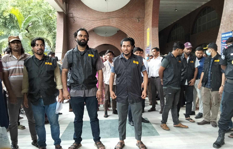 অভিযান শুরুর কিছু সময়ের মধ্যেই বেশ কিছু দালাল চক্রের সদস্যকে আটক করা হয়।