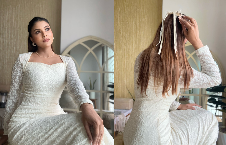 গাউনের সঙ্গে হালকা সাজ আর খোলা চুলে দারুণ লাগছে তাকে।