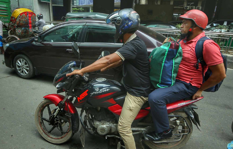 ঢাকাবাসী কর্মজীবী মানুষের এই যে বাড়ি ফেরার ছুটে চলা, তা আসলে পরিবার নামক শব্দটার প্রতি মানুষের অন্তরের শ্রদ্ধা, টান আর দায়িত্ববোধের উজ্জ্বল দলিল।